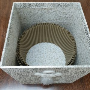 骨箱の中に保護用巻ダンボールをいれます