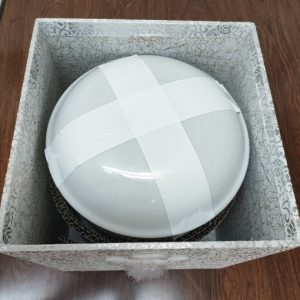 骨壺を先ほど設置した骨箱の中の巻ダンボールに納めてください。