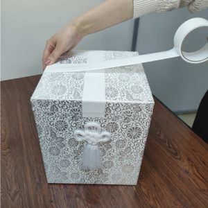 骨箱に蓋をしてガムテープで留めます