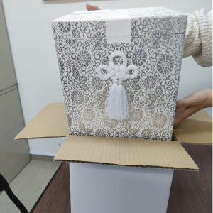 骨箱を発送用ダンボールに納めます