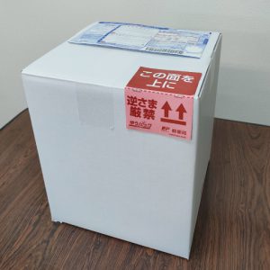 ゆうパック送り状と逆さま厳禁シールを貼る